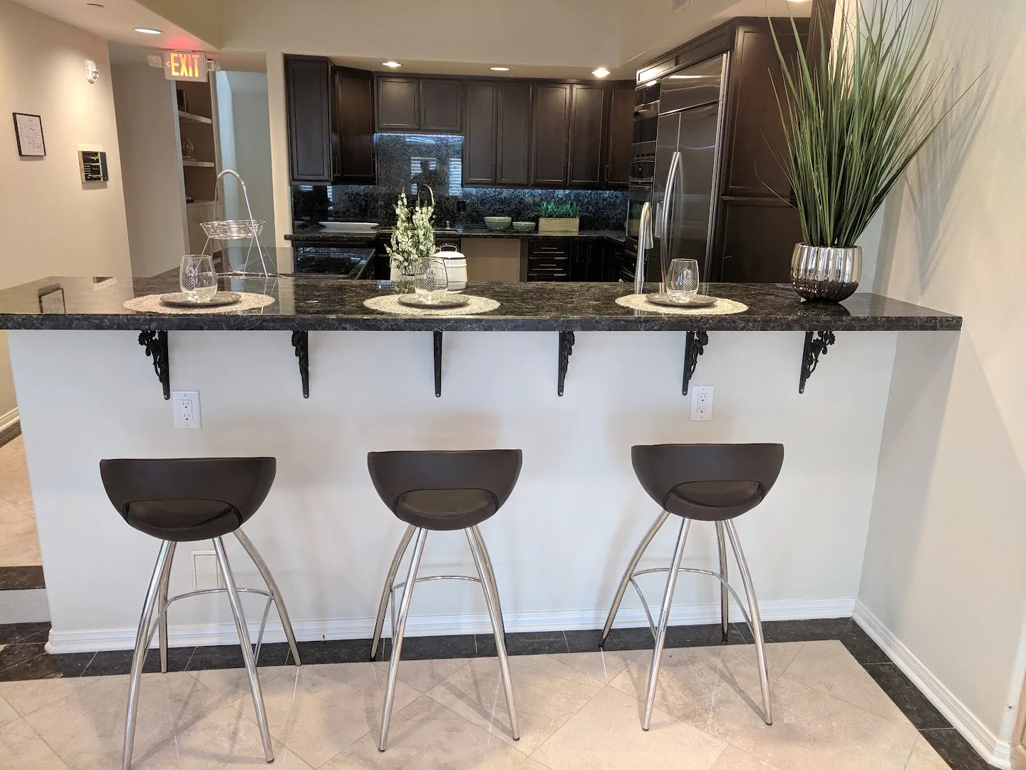 Home staging dining bar setup in Las Vegas with modern decor by Stageasily
